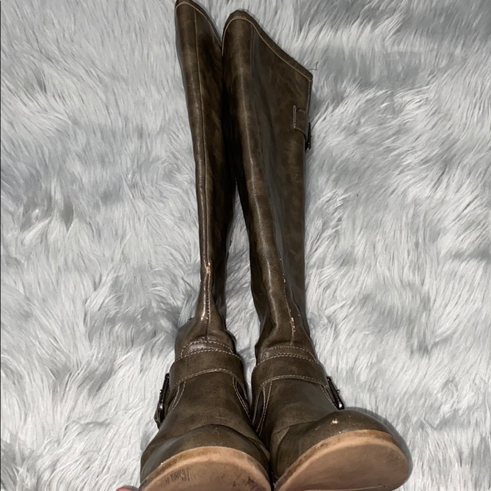 Boots - Picture 4 of 5